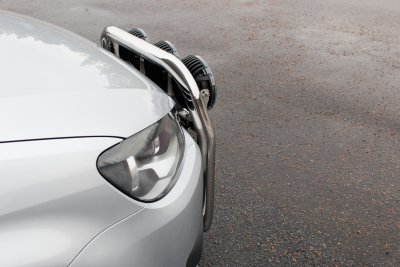 Frontbåge i Rostfritt stål för 3 extraljus till VW Caddy 2010-2015